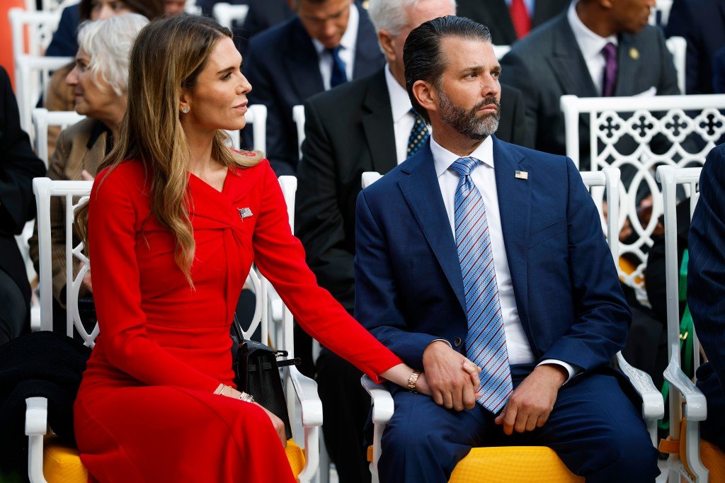 La prometida de Trump Jr. va al baño de la Casa Blanca a vender pantalones por valor de 780 dólares