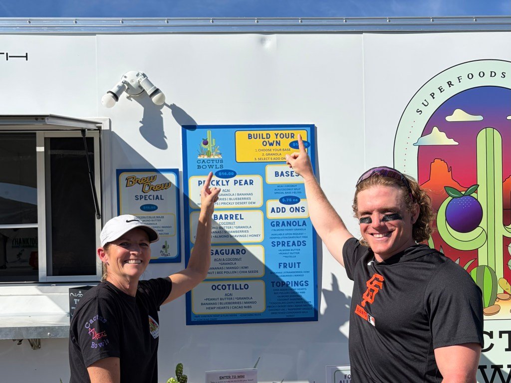 Harrison Bader de los SF Giants daña la pelota de béisbol y luego daña el camión de comida