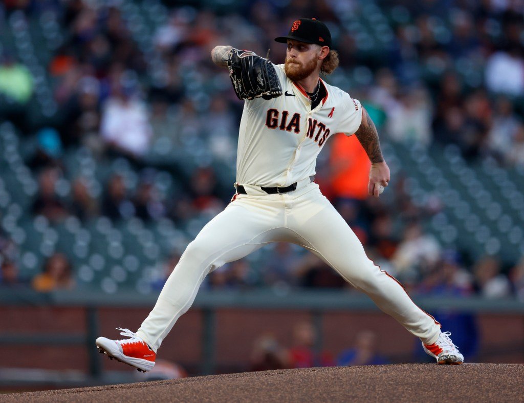 Carson Whisenhunt de SF Giants dispara una pistola de radar en un juego simulado