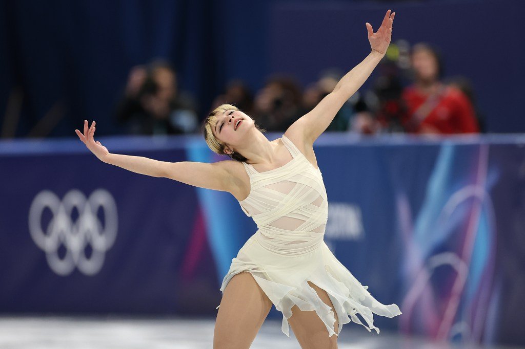 Alysa Liu en el estrado de medallas olímpicas de patinaje artístico; Glenn y Levito tropiezan