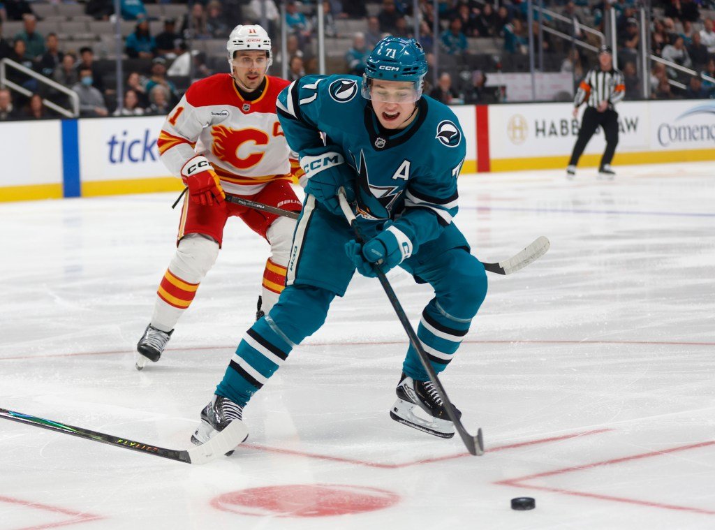 Macklin Celebrini y los San Jose Sharks pierden ante los Calgary Flames para abrir la serie en casa
