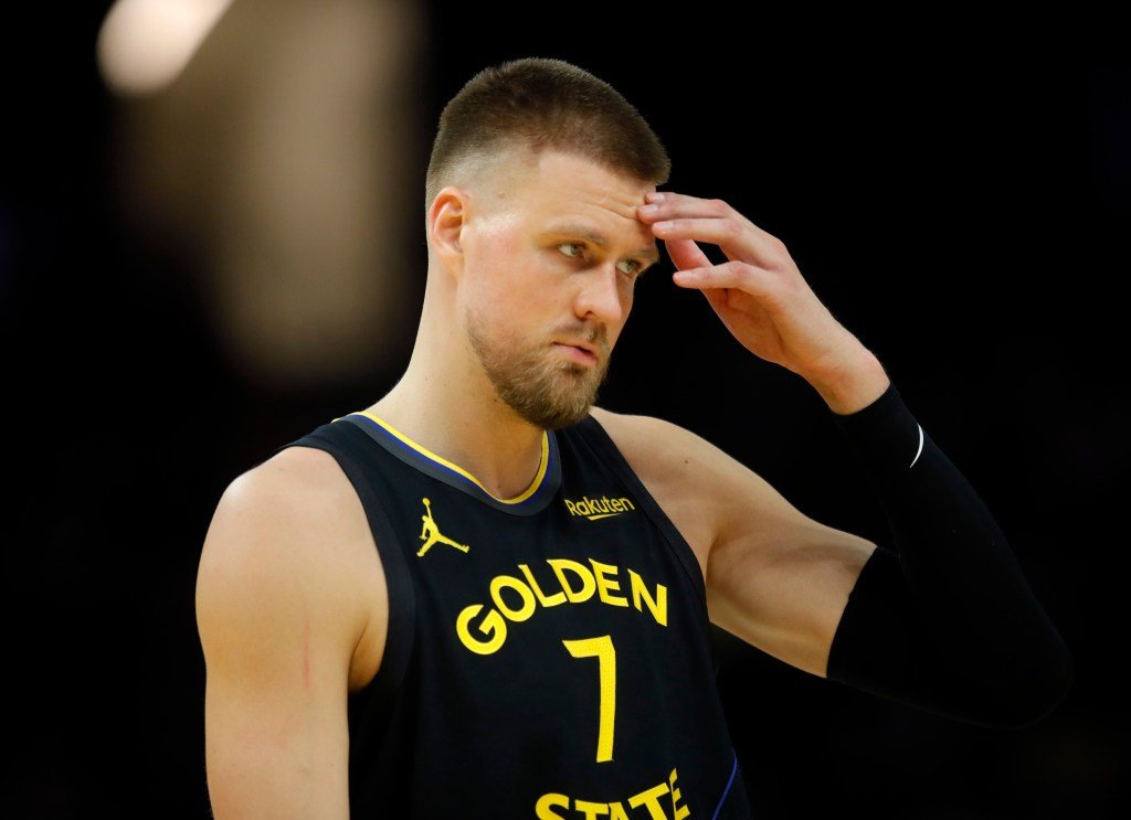 Actualización sobre la enfermedad de Kristaps Porzingis: los guerreros hablan sobre Porzingis y Melton