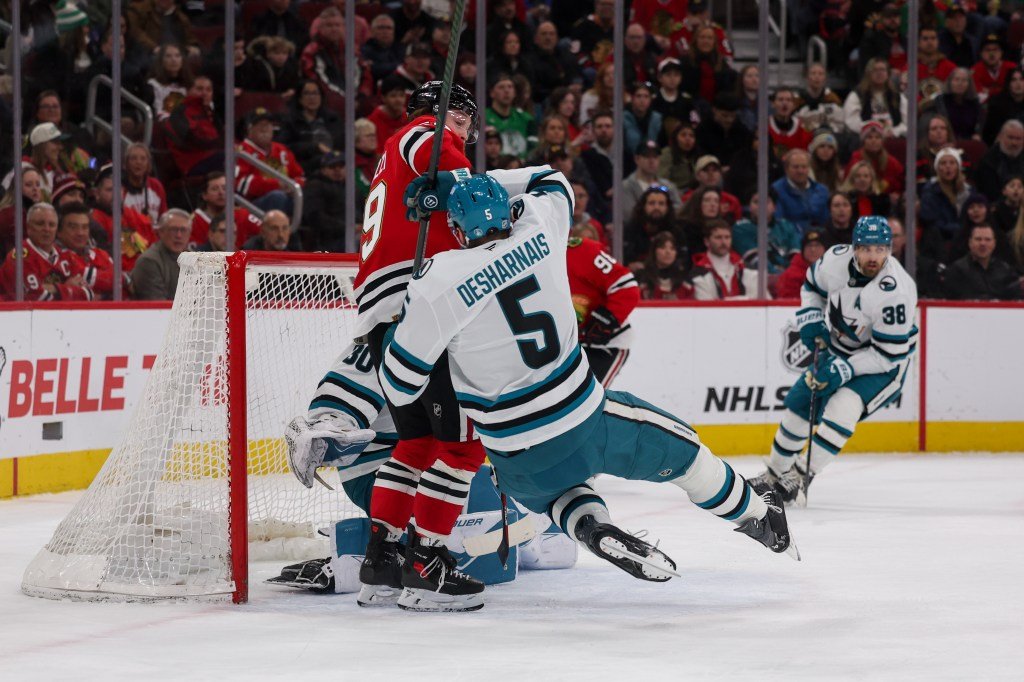 Los San Jose Sharks no pueden frenar a Connor Bedard de los Chicago Blackhawks