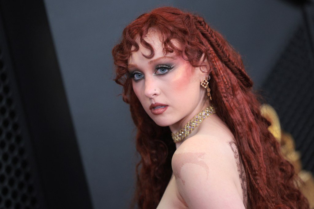 La dolorosa mecánica del vestido casi desnudo de Chappell Roan en los Grammy