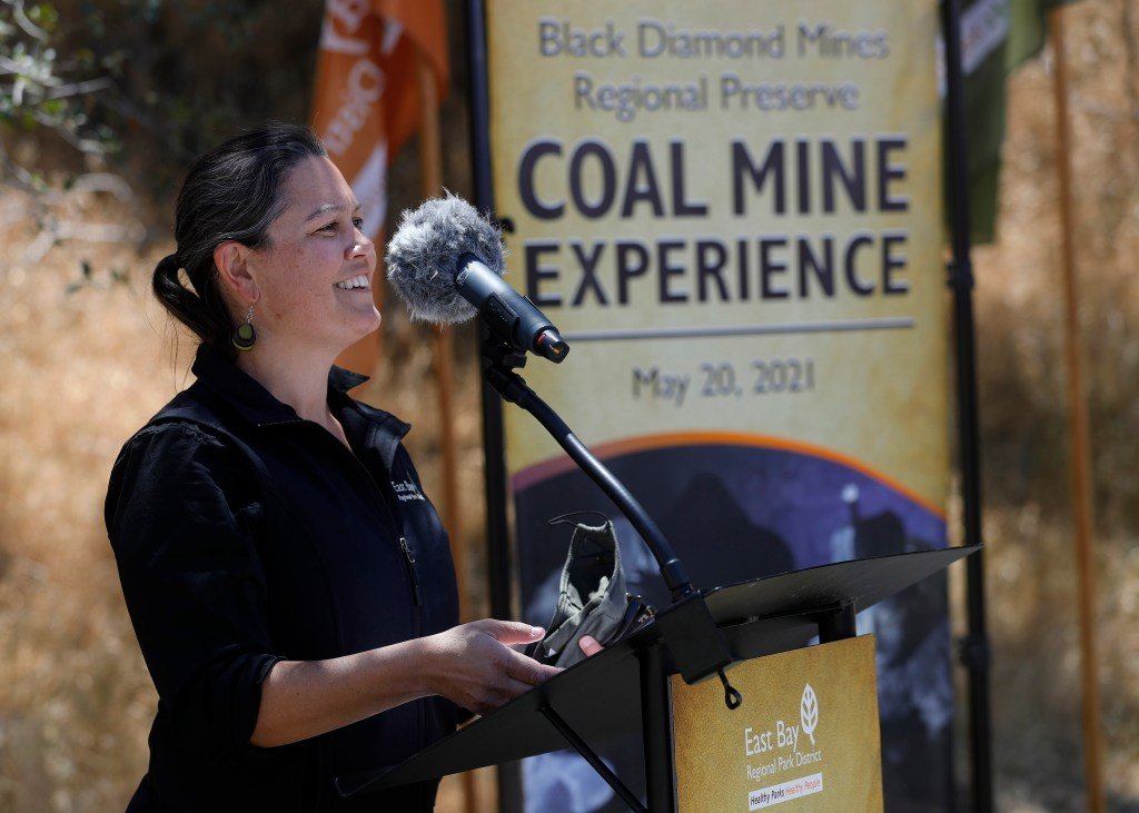 El ex director de parques de East Bay presenta una demanda por discriminación de género