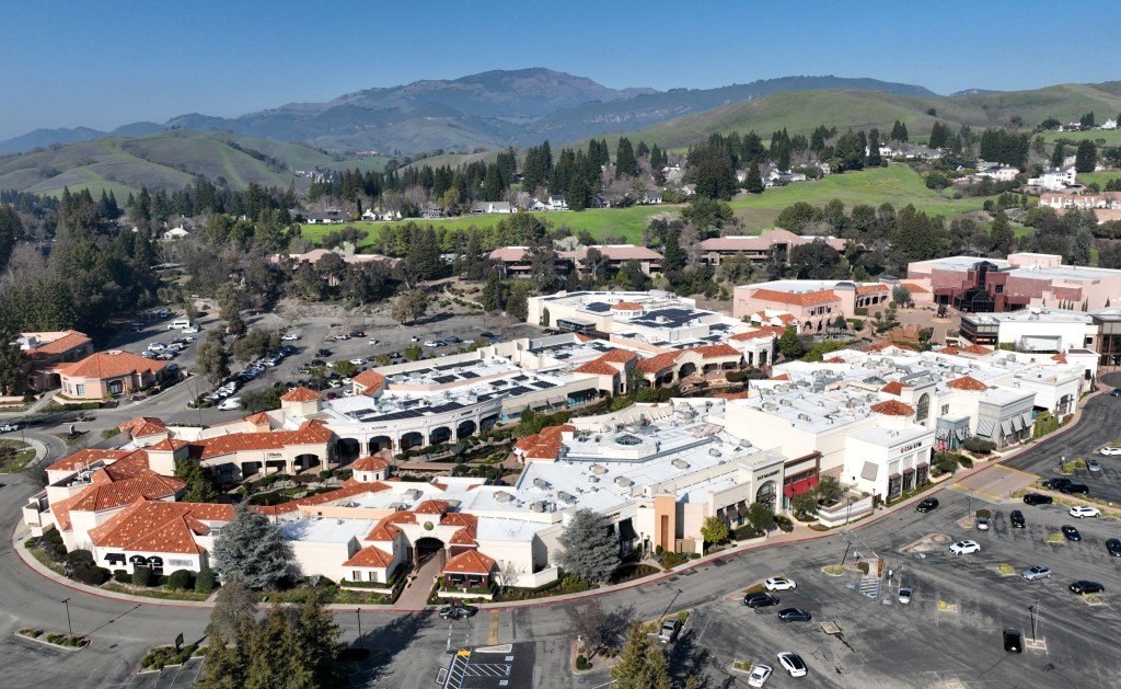 El propietario de Blackhawk Plaza en Danville está atrapado en una red de préstamos fallidos