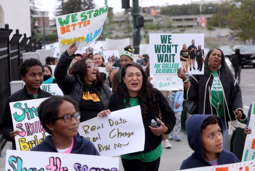 El distrito escolar de Oakland está despidiendo cientos de días después de que los maestros votaran a favor de la huelga
