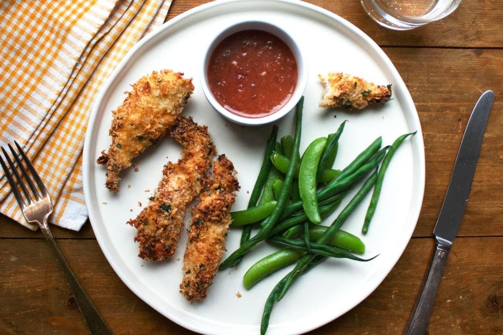Tiras de pollo con costra de panko y salsa