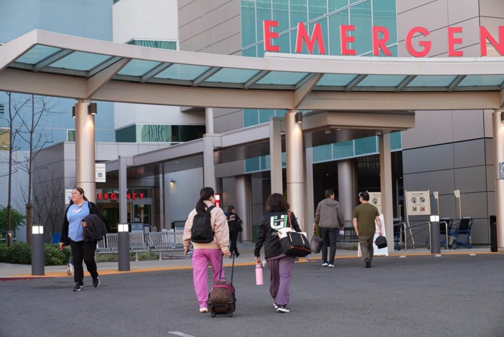 Después de una huelga de cuatro semanas, los trabajadores de Kaiser Permanente obtienen una victoria temporal en materia de personal y salarios