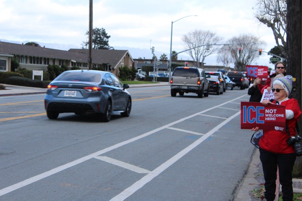 En medio del frío, las enfermeras de Salinas dicen: “¡ICE no es bienvenido aquí!”