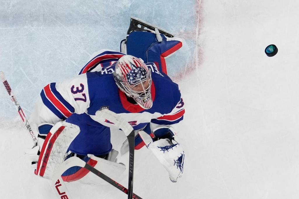 Connor Hellebuyck demuestra por qué es el portero titular de Estados Unidos en los Juegos Olímpicos