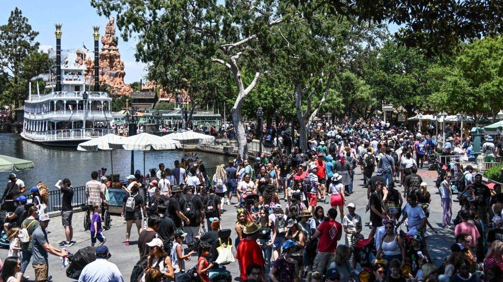 ¿Podrá Disneyland encontrar espacio para nuevos fans?