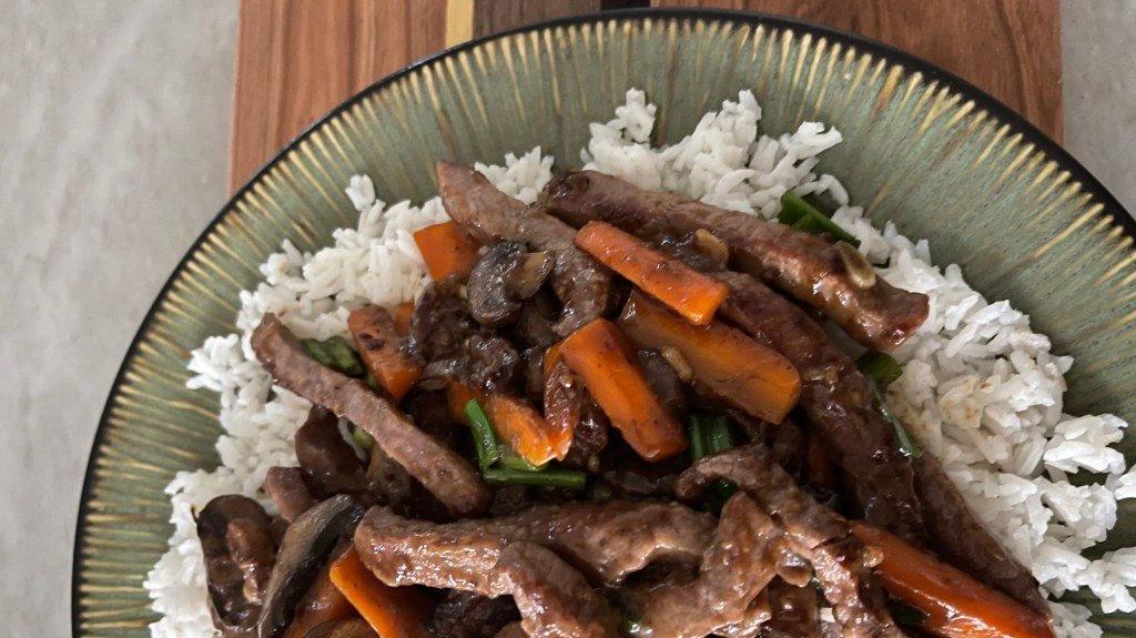 Freír la carne, los champiñones y las zanahorias debajo de la sartén.