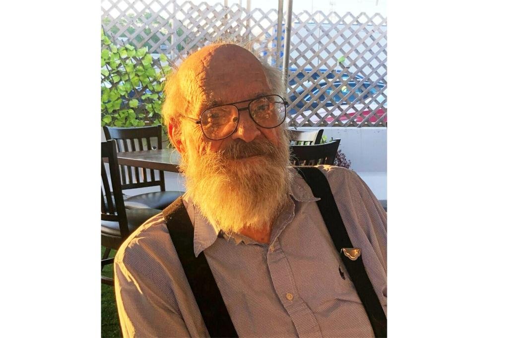 Muere XJ Kennedy; El editor de The Bedford Reader fue un poeta galardonado