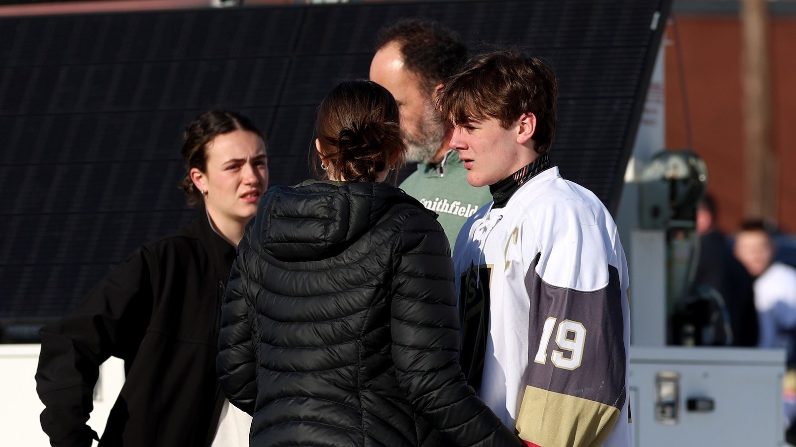 Dos muertos y varios heridos en tiroteo “dirigido” en pista de patinaje sobre hielo de Rhode Island: policía