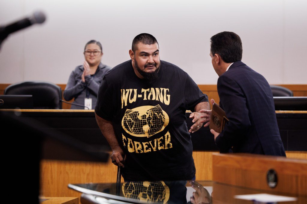 Hombre honrado por exponer abuso sexual por parte de ex concejal de la ciudad de San José