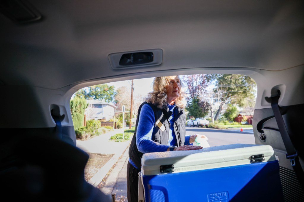 El aislamiento aumenta la carga para las personas mayores en el Área de la Bahía
