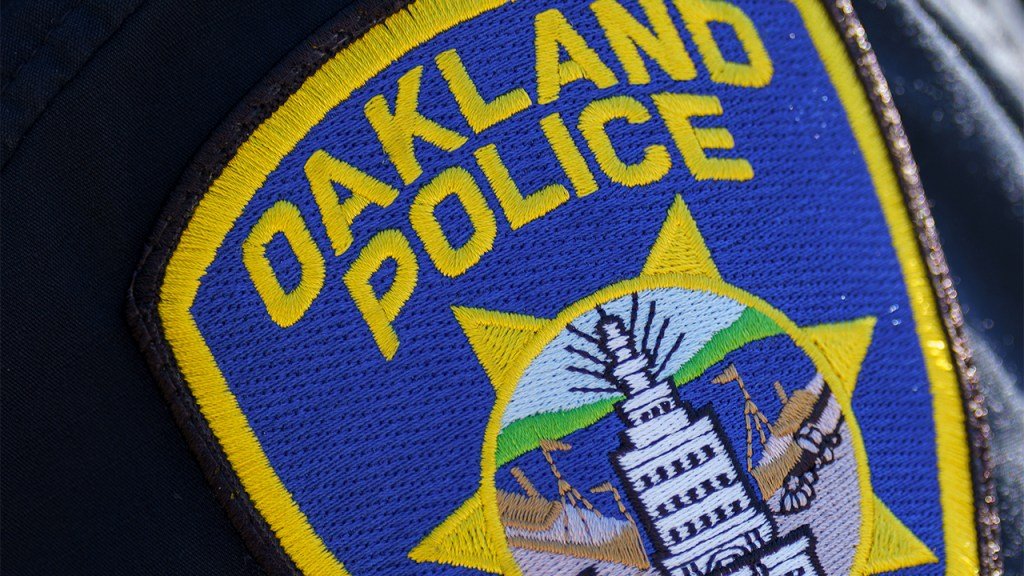 La muerte de una mujer cerca del centro de Oakland está siendo investigada como un homicidio