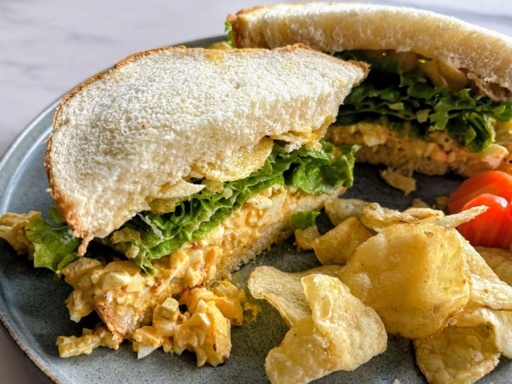 Sándwich De Ensalada De Huevo Crujiente De Pepino