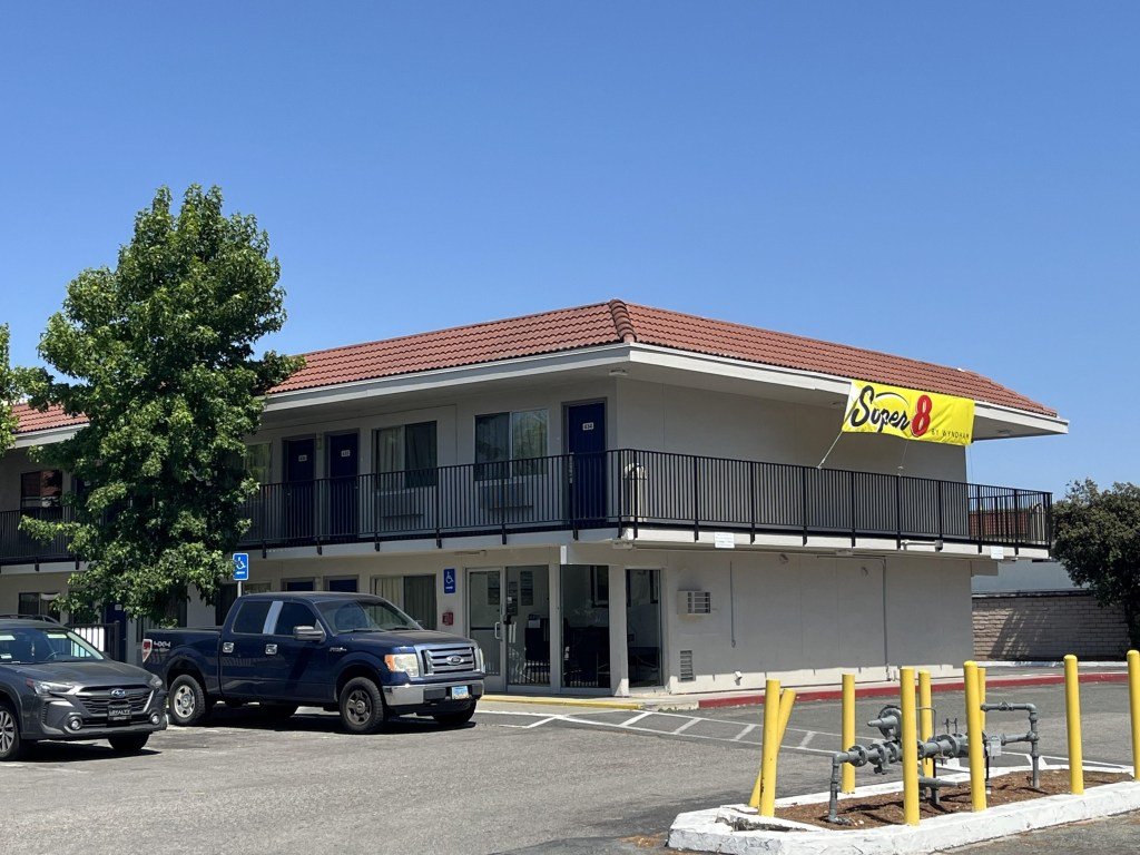 El propietario del hotel de San José espera que la quiebra ayude a evitar la ejecución hipotecaria