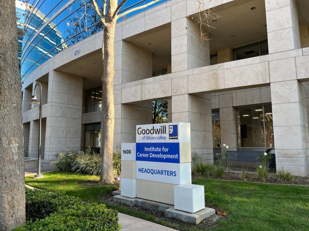 La organización sin fines de lucro Goodwill está viendo un aumento en las ventas en sus tiendas de South Bay en medio de la difícil economía.