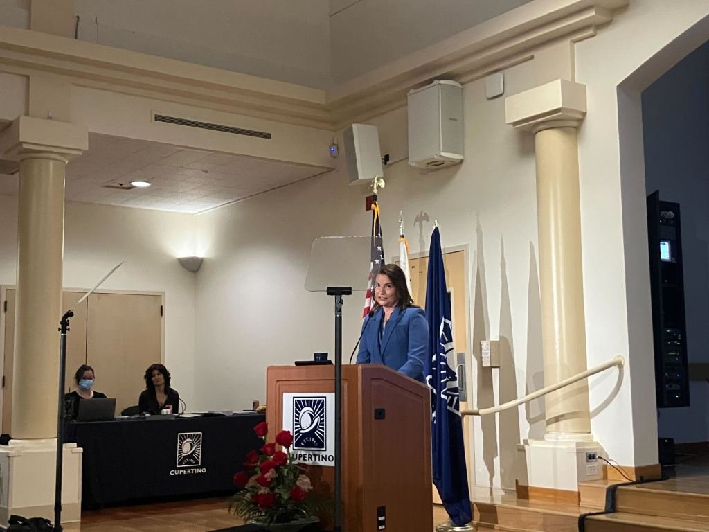 El alcalde de Cupertino pronuncia un discurso mesurado sobre el estado de la ciudad