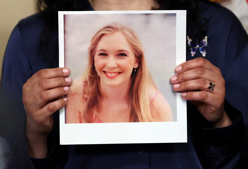 Con todo el furor que rodea a Epstein, recuerda a las víctimas