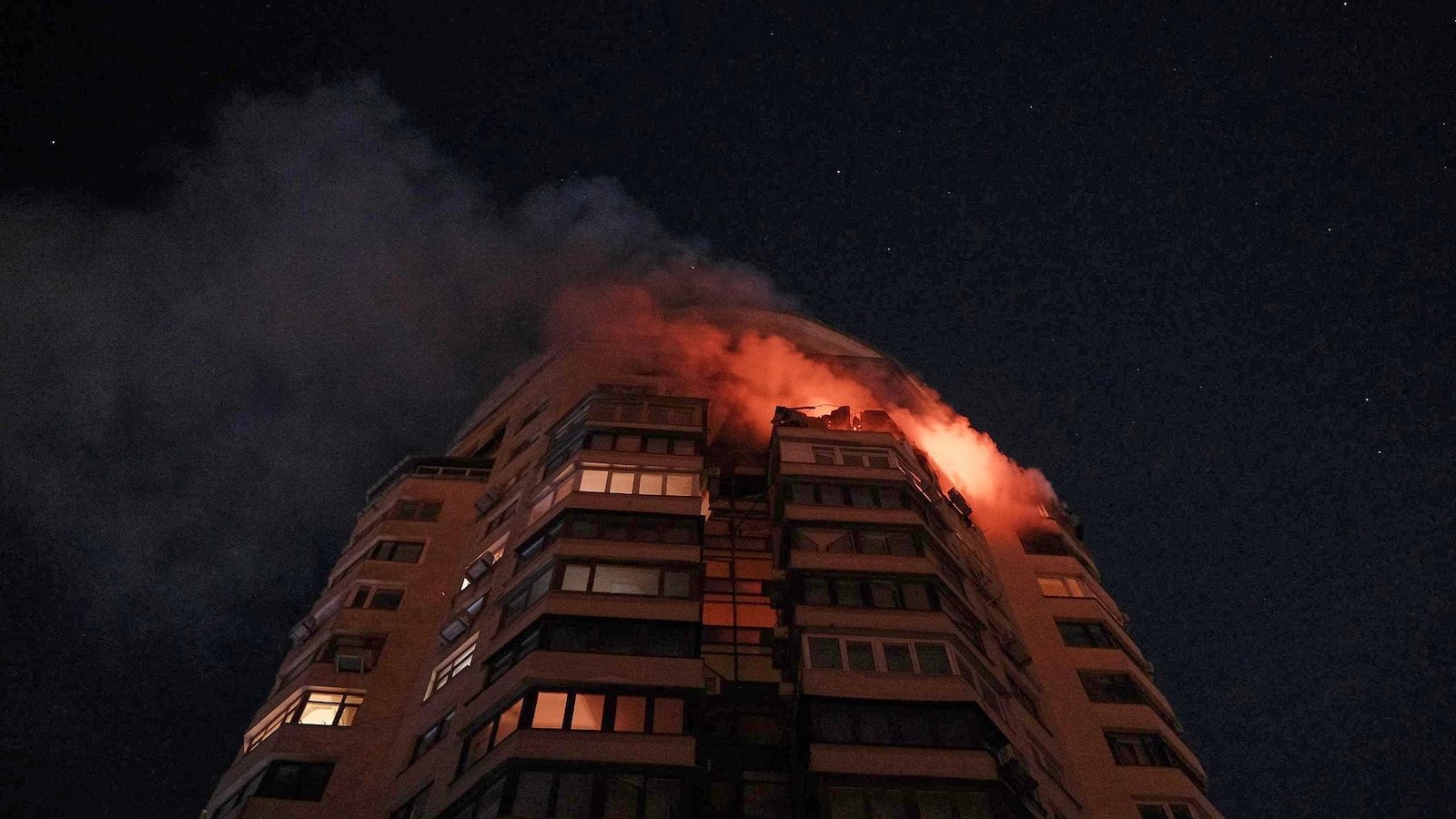 Rusia ataca objetivos energéticos ucranianos con cientos de drones y misiles antes de las conversaciones