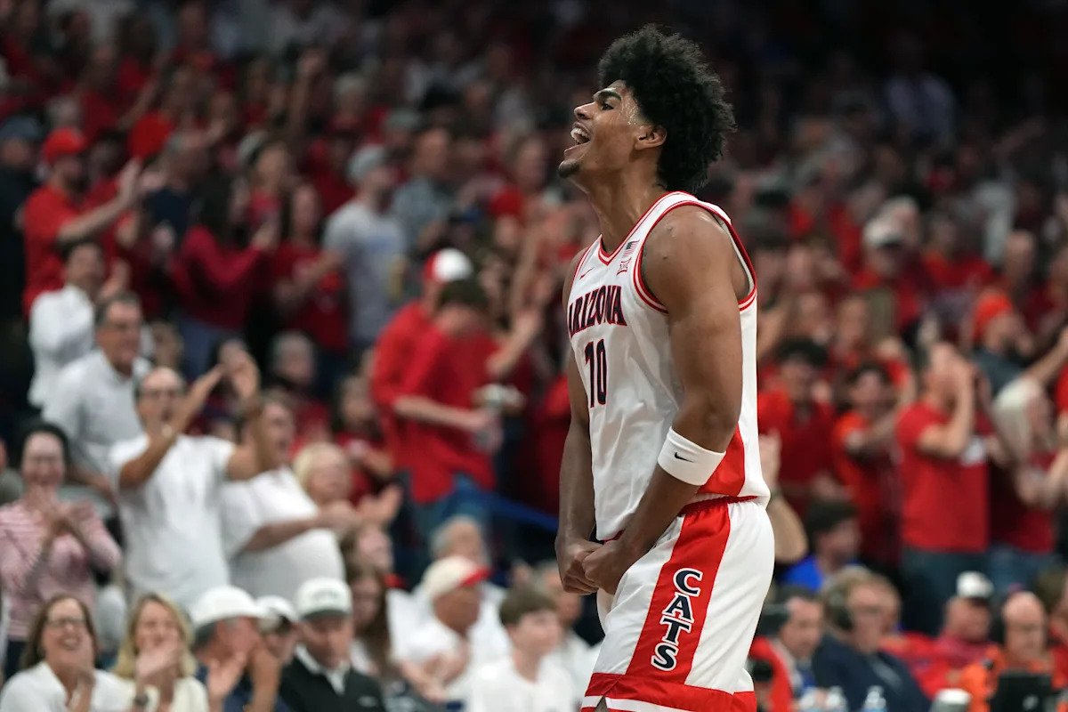 El No. 2 Arizona asegura su parte del título de la temporada regular de los 12 Grandes con el regreso de Koa Peat, alejándose del No. 14 Kansas