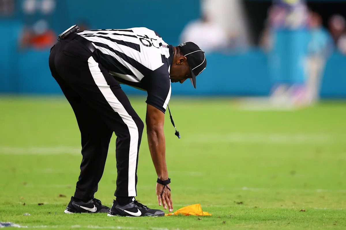 La NFL está considerando permitir que los oficiales de repetición lancen banderas por acciones no relacionadas con el fútbol durante los juegos.