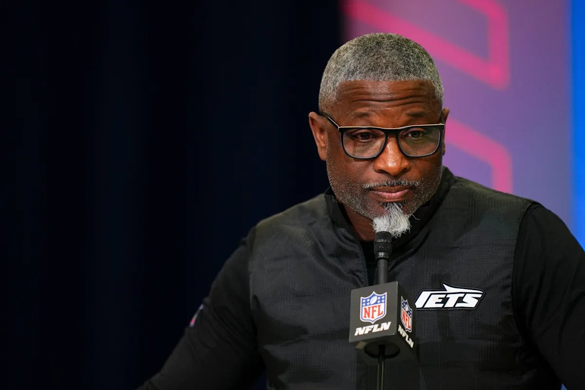 ¿Aaron Glenn se quedó dormido durante el NFL Combine? Por qué algunos aficionados creen que las cámaras captaron al entrenador en un mal lugar