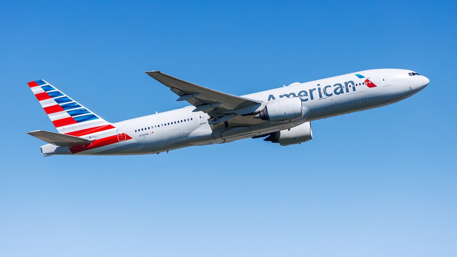 Autoridades colombianas investigan agujeros de bala en un avión de American Airlines