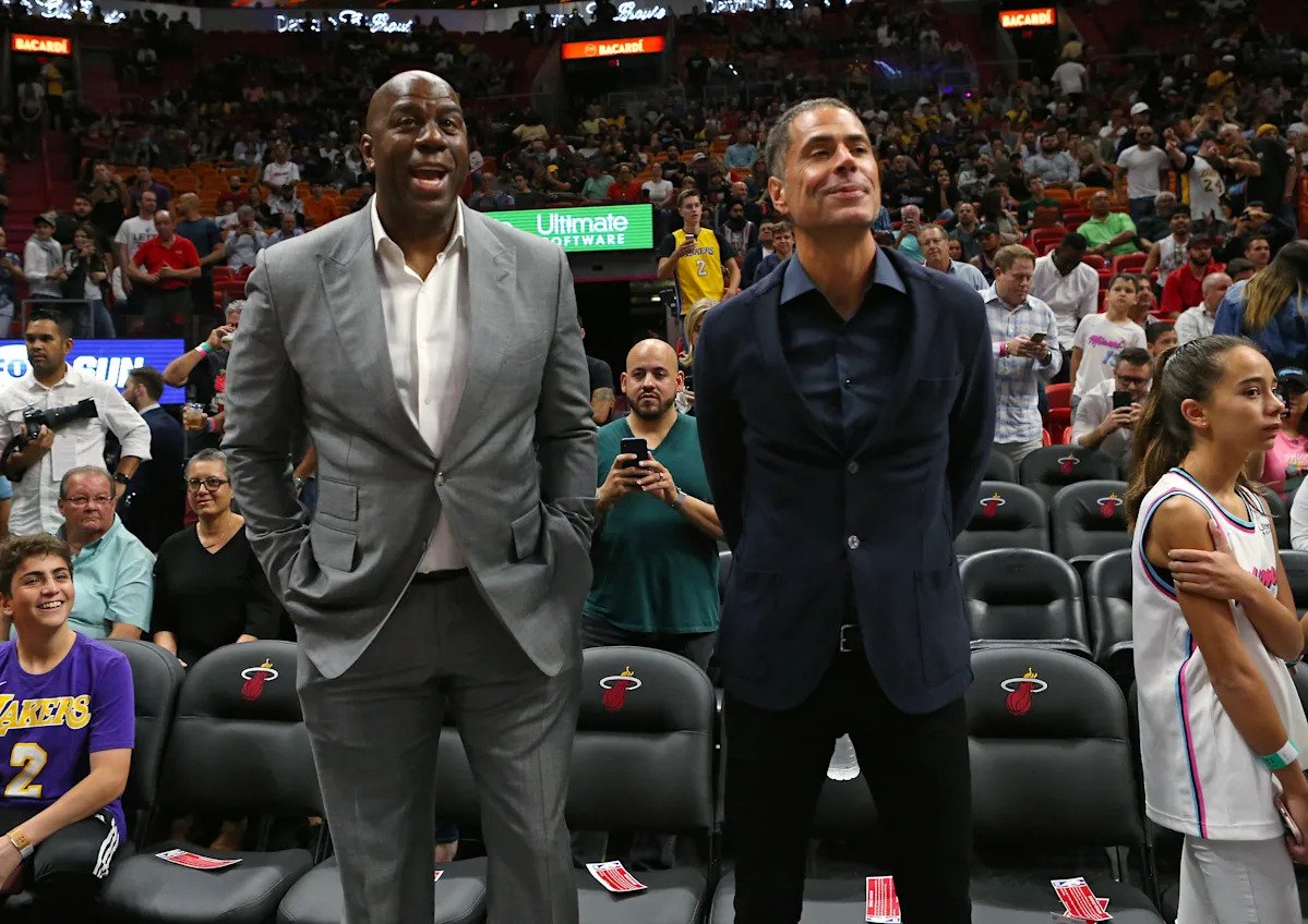 El presidente comercial de los New Lakers dice que el equipo retendrá a Rob Pelinka, con Magic Johnson y altos ejecutivos de los Dodgers involucrados