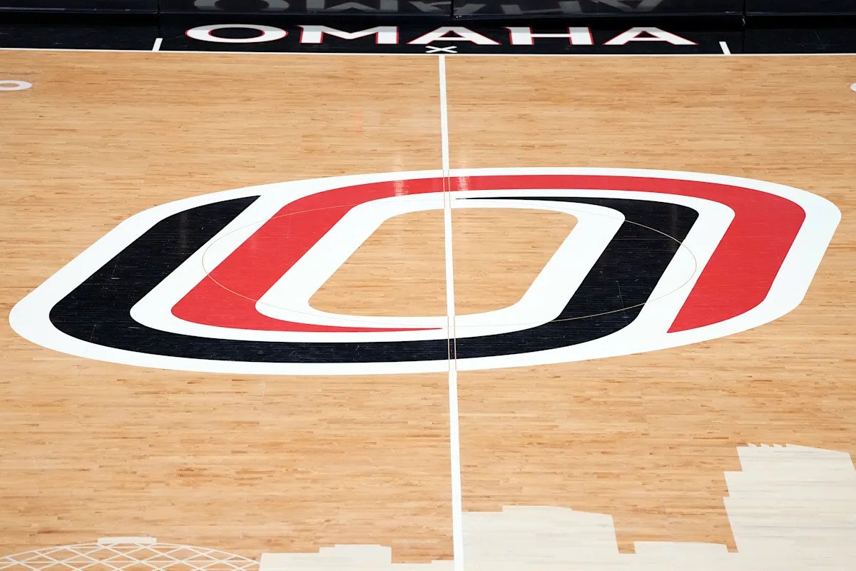 Un video viral muestra a un jugador de baloncesto de Nebraska-Omaha interviniendo después de que un socavón se tragara dos autos