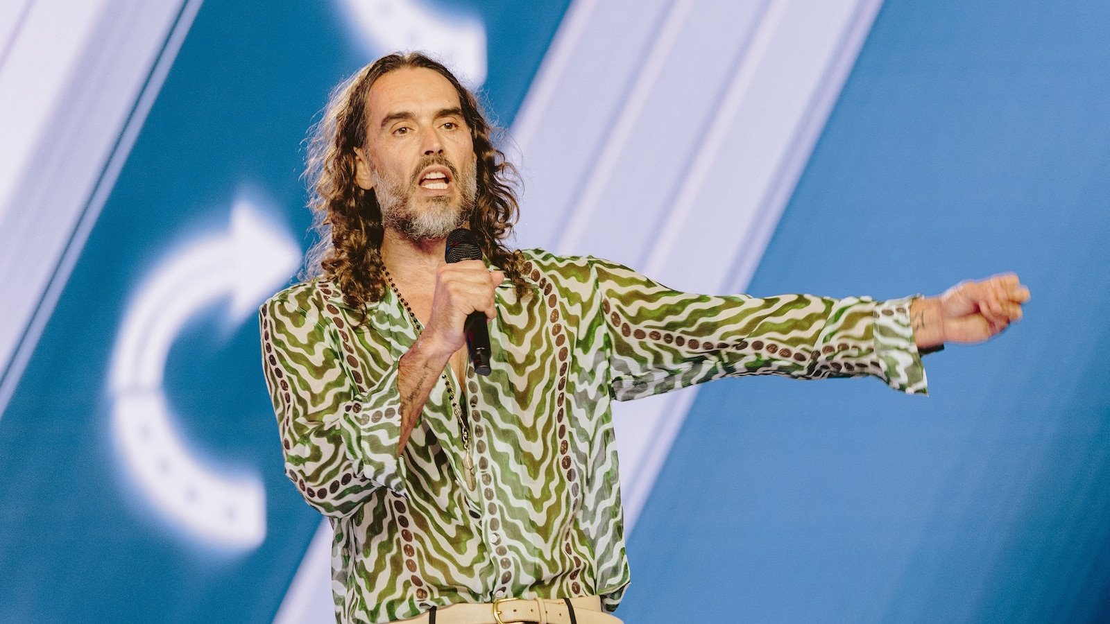 Russell Brand debe ser juzgado por más violaciones y agresiones sexuales