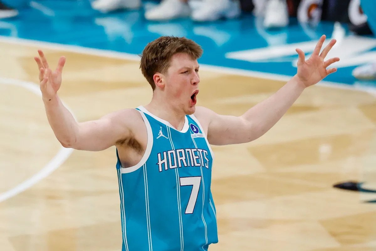 Kon Knueppel de los Hornets bate el récord de novato de la NBA con 3 puntos en una temporada