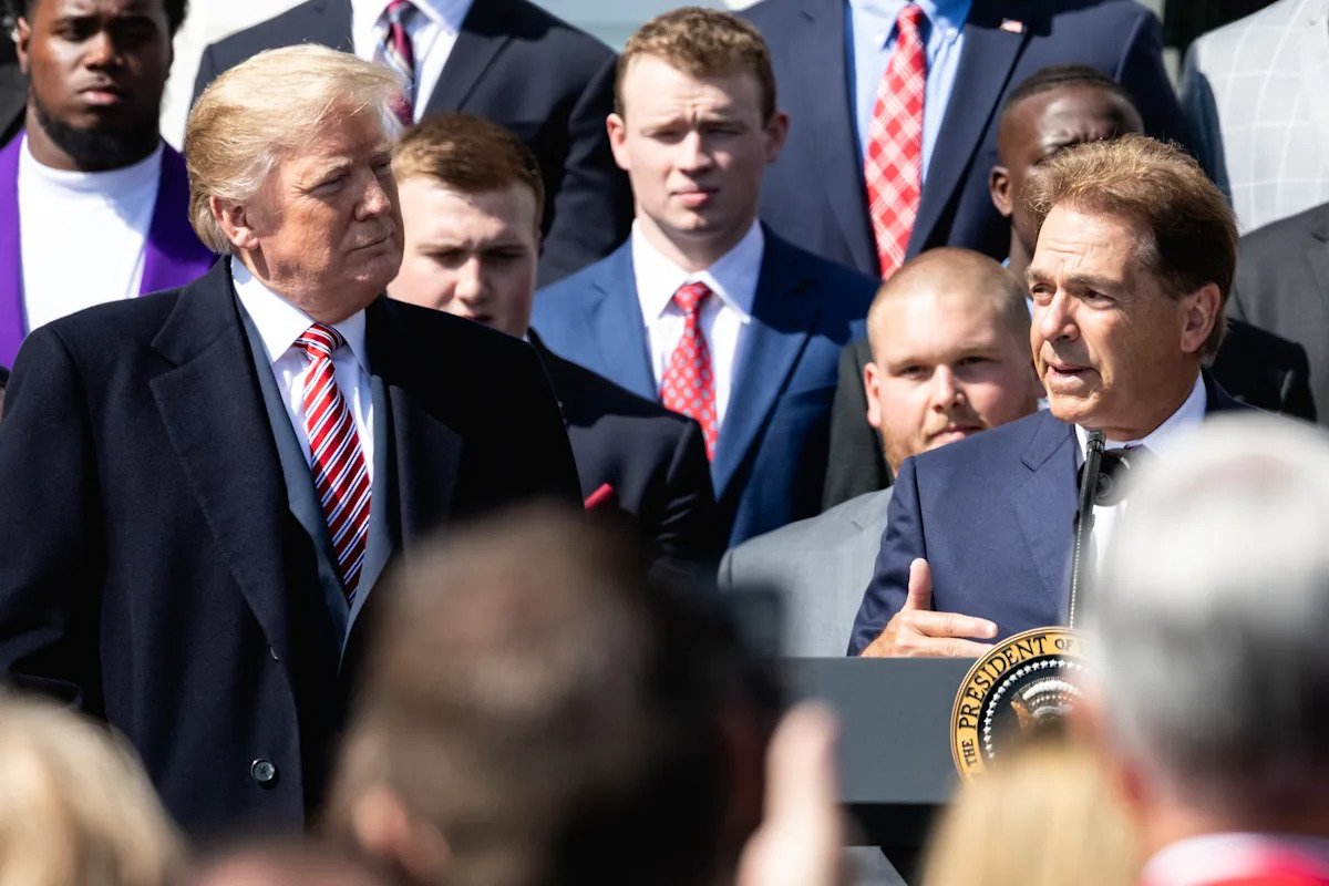 El presidente Trump convoca una mesa redonda para discutir innumerables cuestiones deportivas universitarias: fuentes