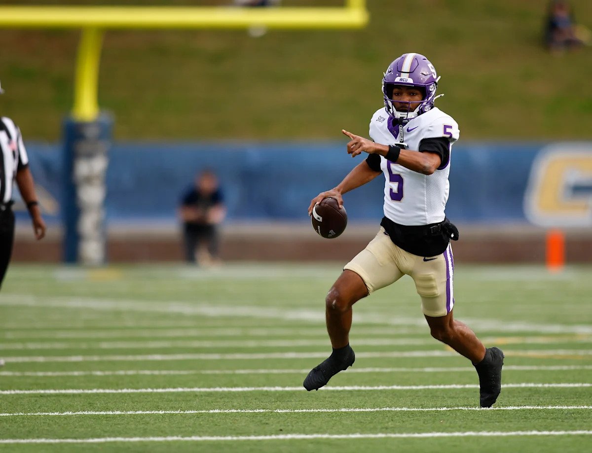 Bill Belichick y la UNC obtienen otro QB: Taron Dickens se transfiere desde Western Carolina