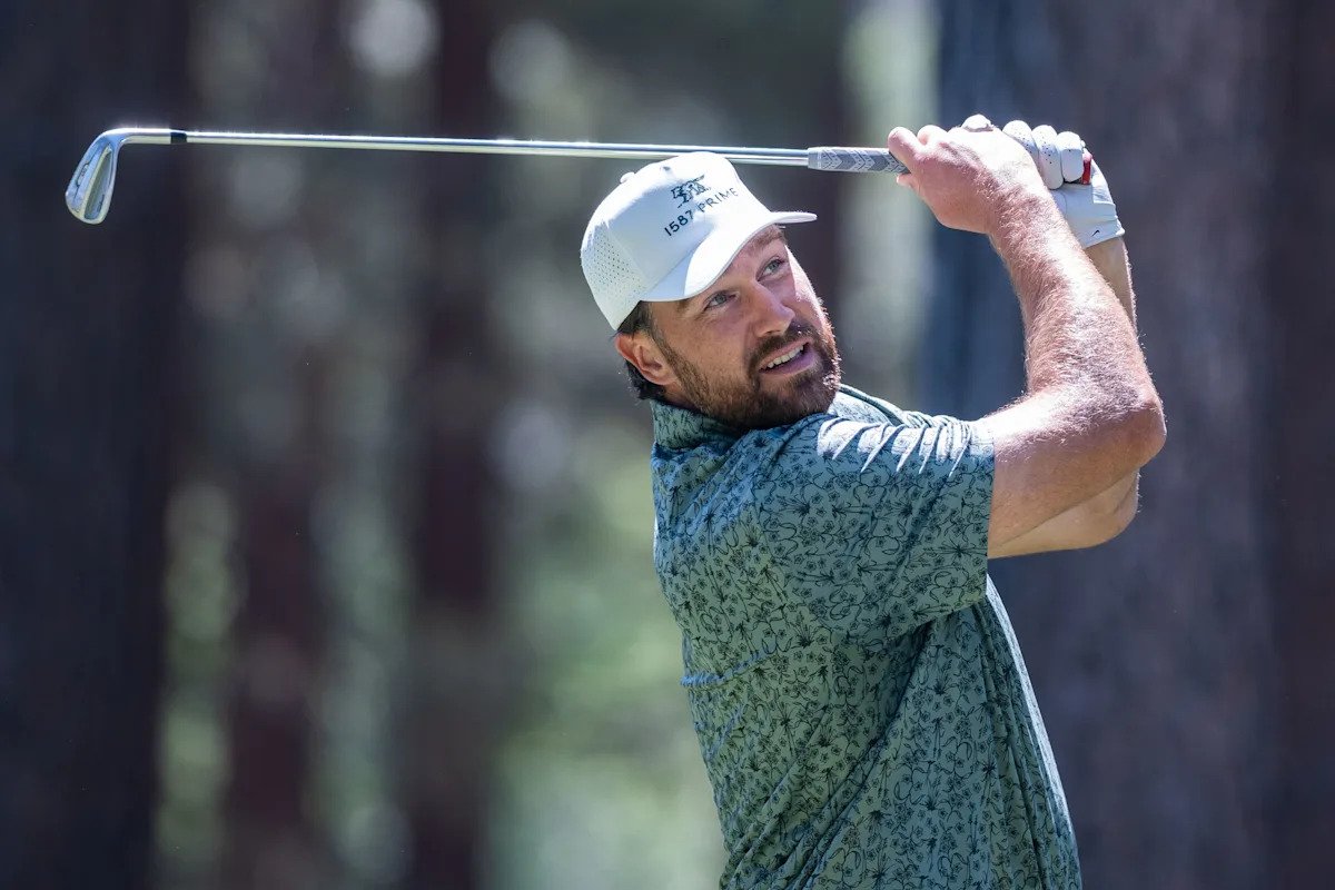 La estrella de los Chiefs, Travis Kelce, llega a pocos metros de un hoyo en uno en el WM Phoenix Open Pro-Am