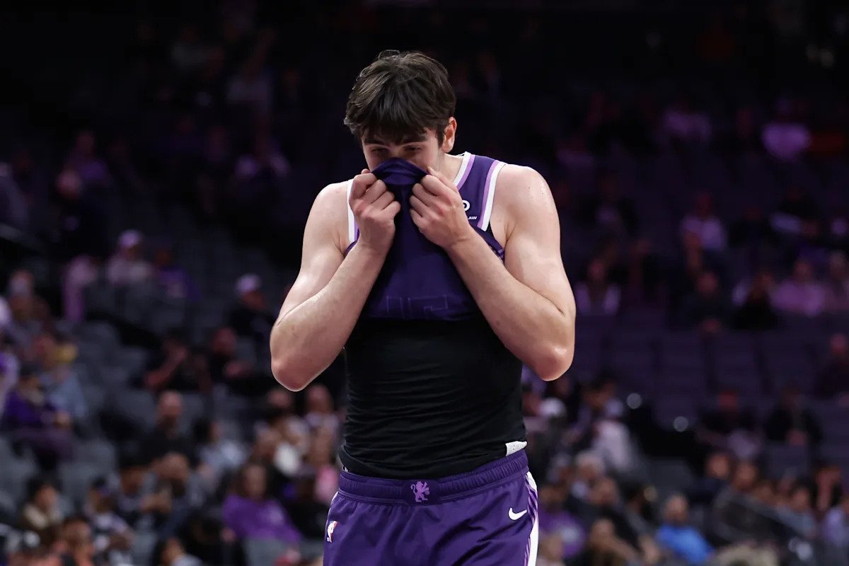 Los Kings empataron un récord de la franquicia con su decimoquinta derrota consecutiva, una ventaja de 37 puntos sobre el Magic.