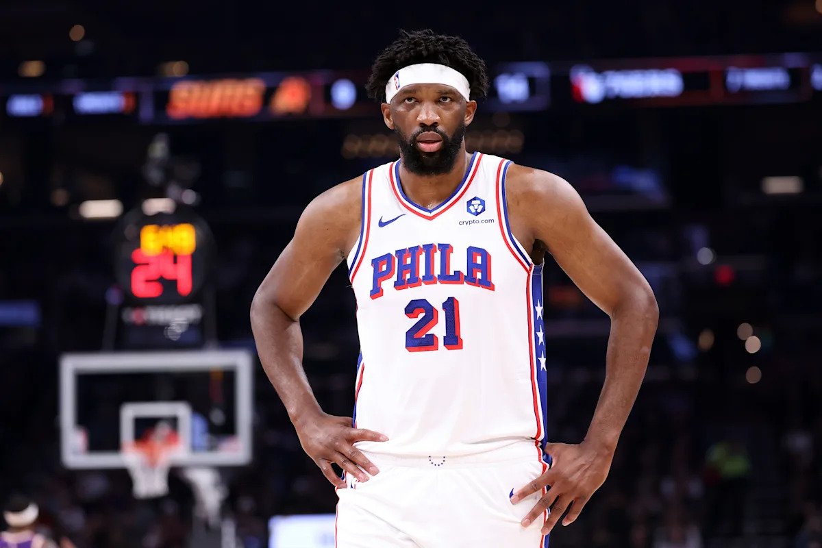 76ers C Joel Embiid está fuera para el partido del jueves contra los Hawks por una lesión en la espinilla