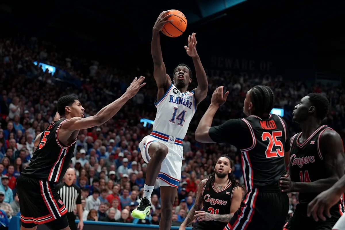 El No. 14 Kansas supera al No. 5 Houston, propinándole a los Cougars su tercera derrota consecutiva y probablemente acabando con sus esperanzas de ocupar el puesto No. 1.