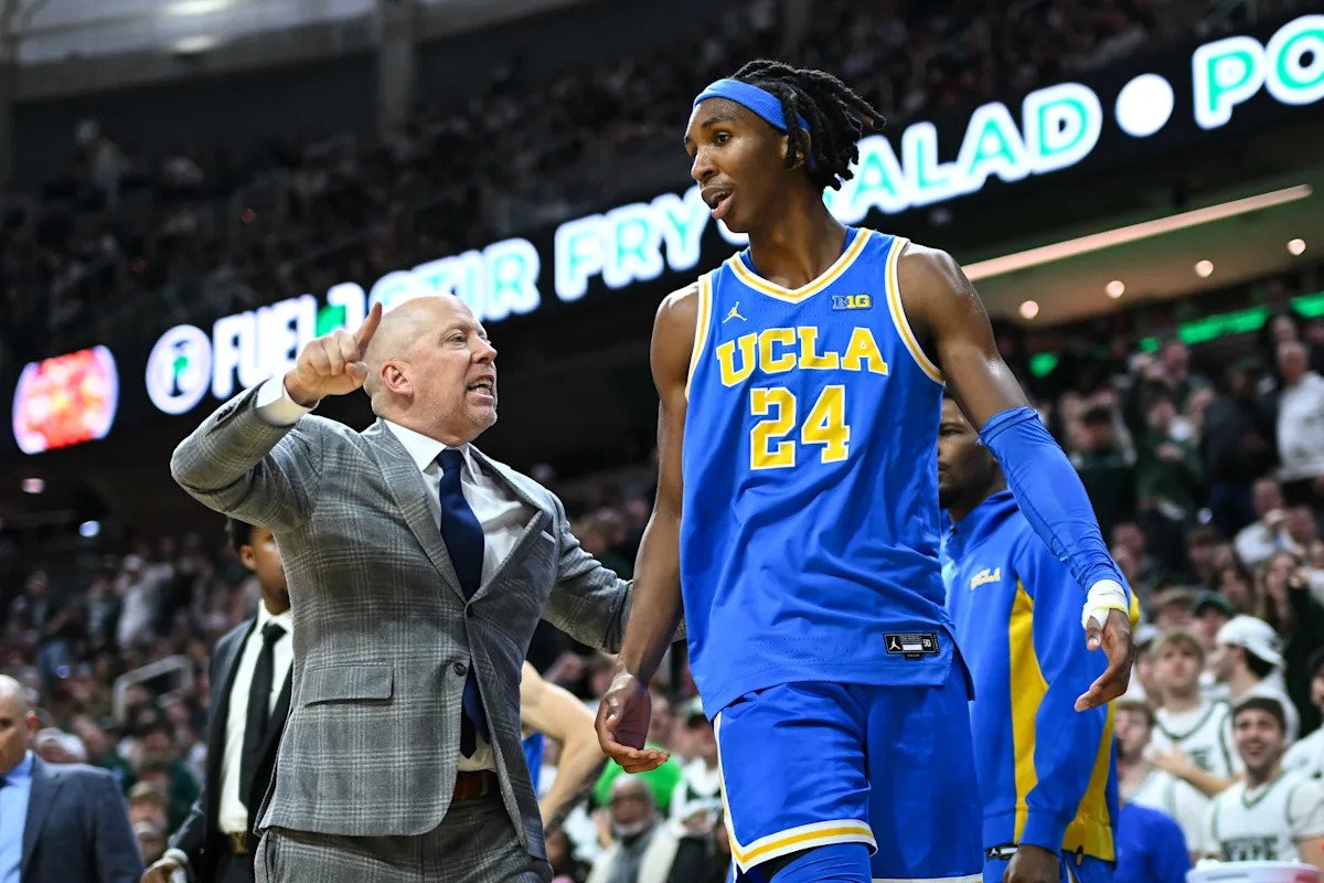 El entrenador de UCLA, Mick Cronin, se disculpa después de expulsar a su propio jugador en una derrota aplastante ante Michigan State