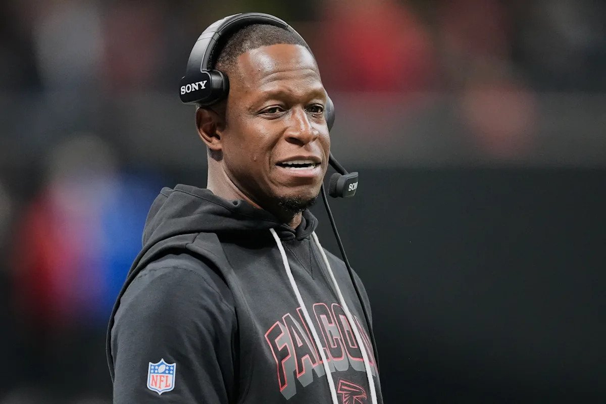 Los 49ers supuestamente contrataron al ex entrenador de los Falcons, Raheem Morris, como coordinador defensivo.