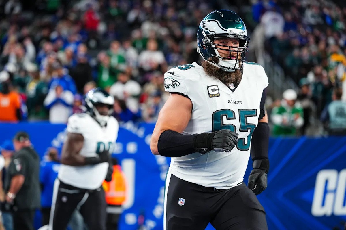 Se espera que Lane Johnson, veterano de los Eagles, regrese para la próxima temporada después de una temporada 2025 plagada de lesiones.