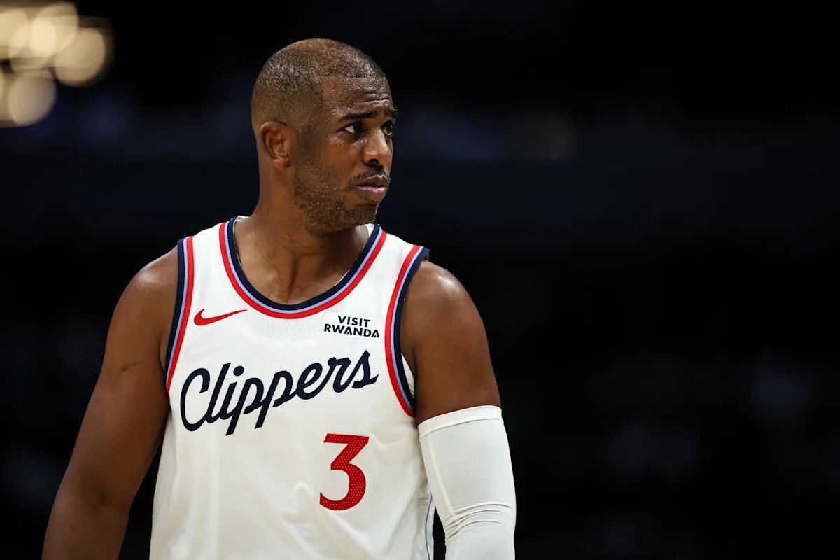 Chris Paul analiza la salida de los Clippers y dice que el presidente de operaciones de baloncesto del equipo elogió su liderazgo antes de ser enviado a la banca.