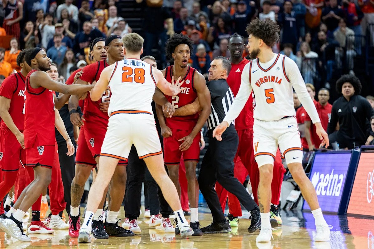 Estalla la pelea, el jugador es expulsado y Virginia, número 11, consigue una sorprendente victoria sobre NC State.