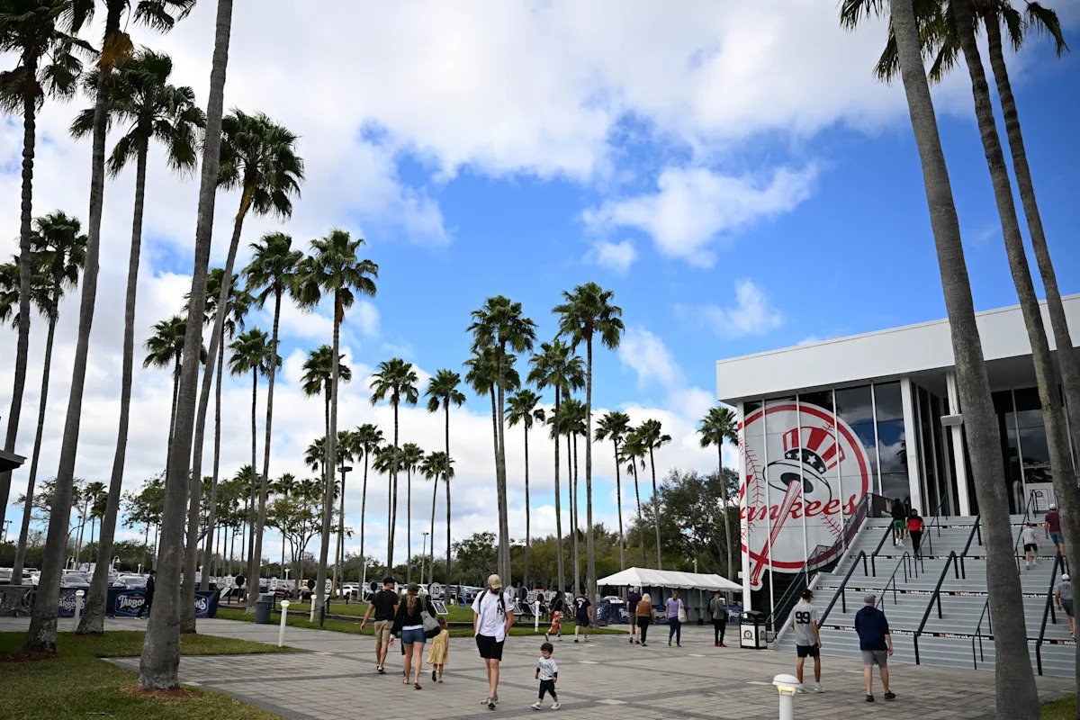 El juego de entrenamiento de primavera de los Yankees se ve empañado por derrames de aguas residuales en Steinbrenner Field