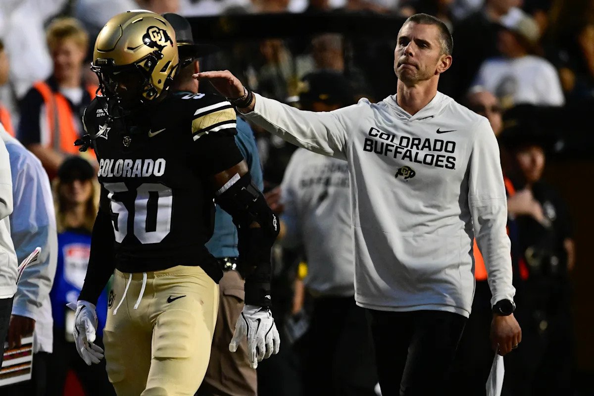 El coordinador defensivo de Colorado, Robert Livingston, asumirá el puesto de asistente con los Denver Broncos.