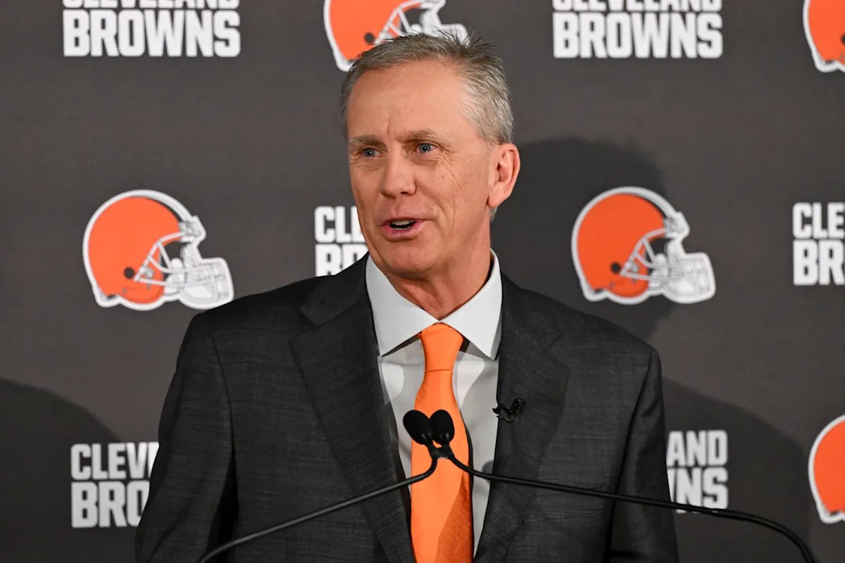 El entrenador de los Browns, Todd Monken, opina sobre el futuro de Jim Schwartz sin comprometerse con Shedeur Sanders como QB1